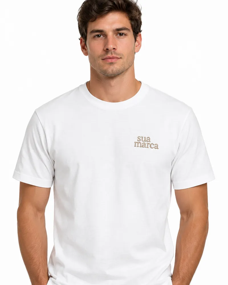 Camiseta branca com bordado no peito, vestida por um modelo