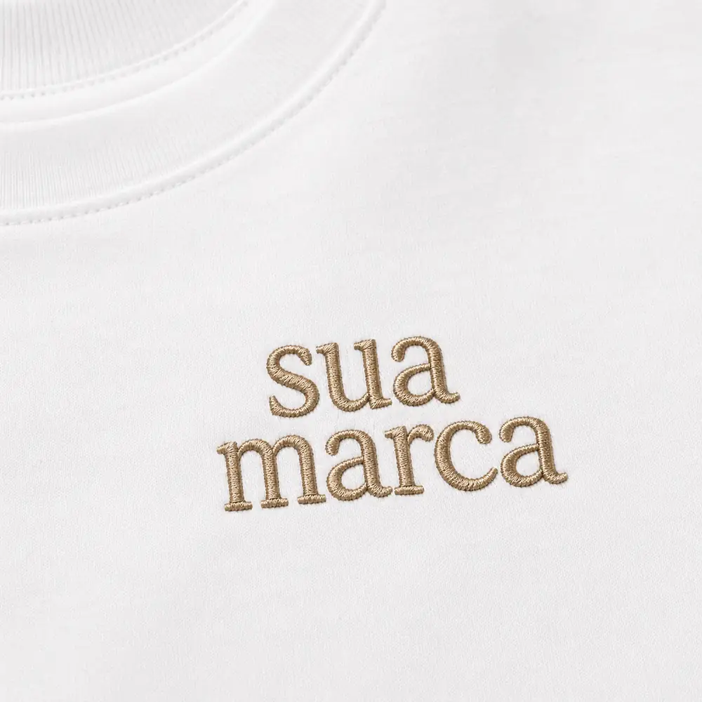 Detalhe aproximado do bordado no peito da camiseta